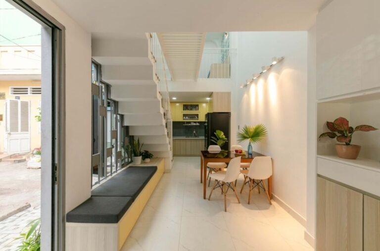 Xây nhà thế nào để vừa đẹp, vừa tiện nghi trên khu đất chỉ sâu 2,5 m