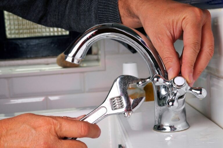 Cảnh giác với chiêu ‘vặt tiền’ kinh điển của thợ sửa điện nước