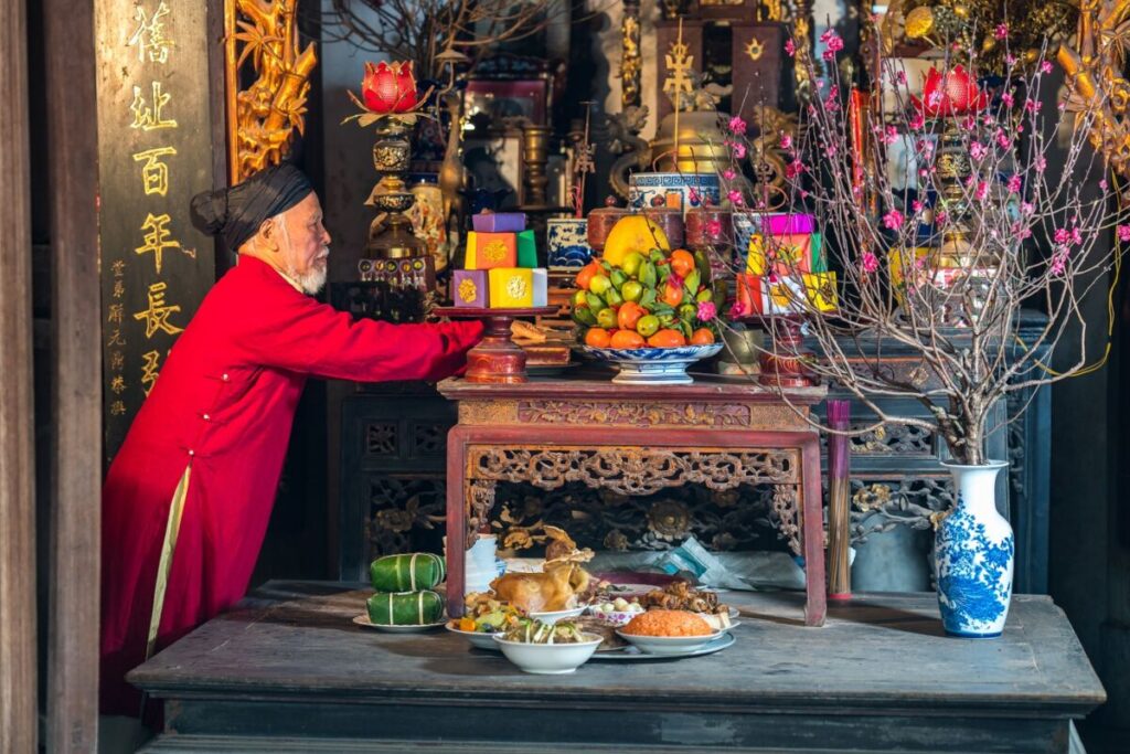 Cách bài trí bàn thờ ngày Tết đón vượng khí, may mắn