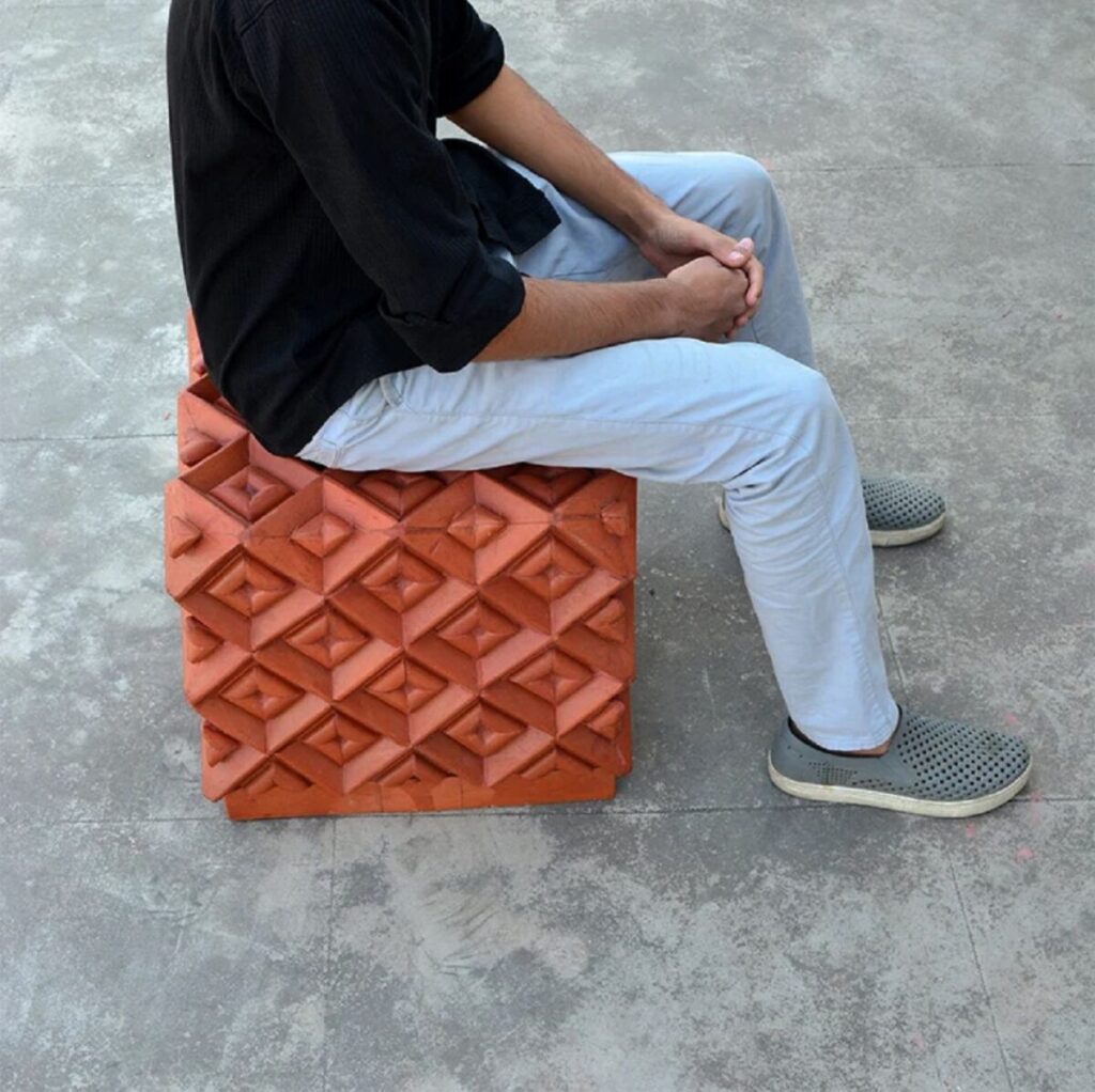 Bàn ghế làm bằng ngói