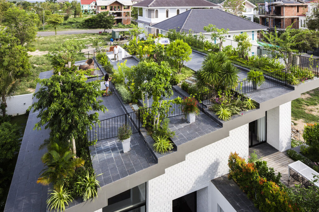 Ngôi nhà mái dốc trồng cây xanh mát mắt ở Nha Trang
