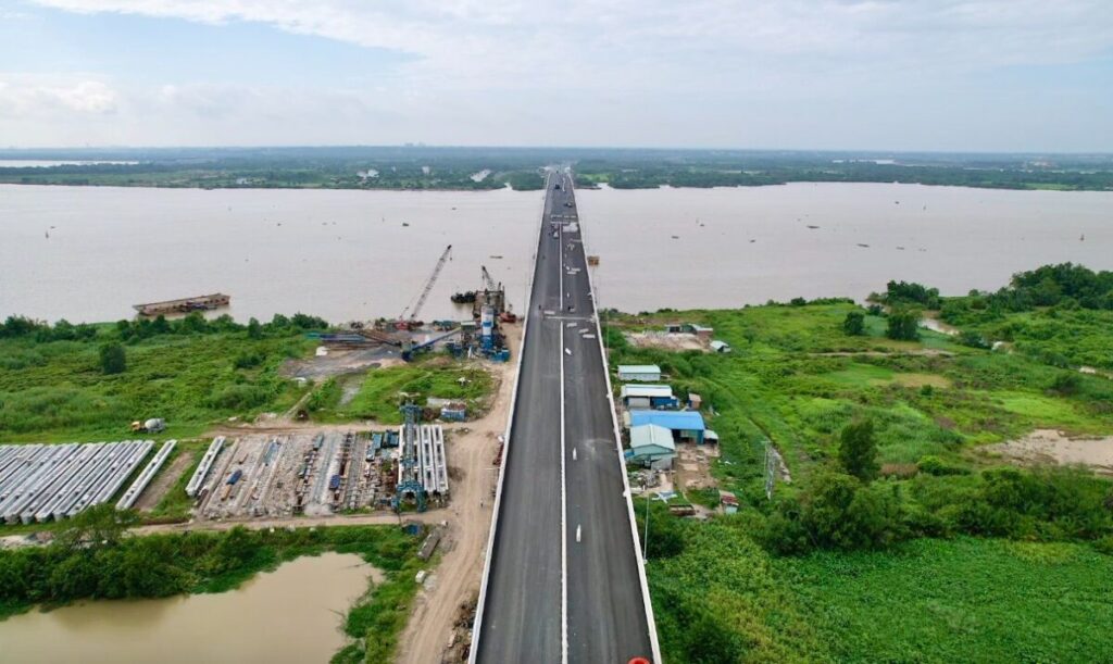 Chạy nước rút trên cầu ngàn tỷ đồng lớn nhất Vành đai 3 TP.HCM trước giờ G 19/8