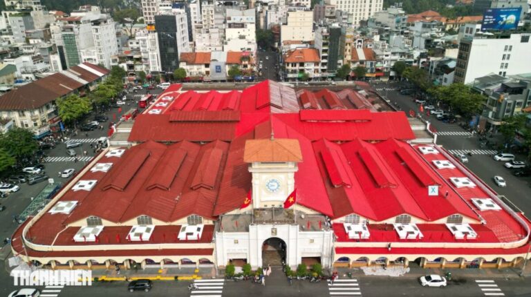 Mái ngói mới của chợ Bến Thành, thấy gai mắt thì chê cái đã