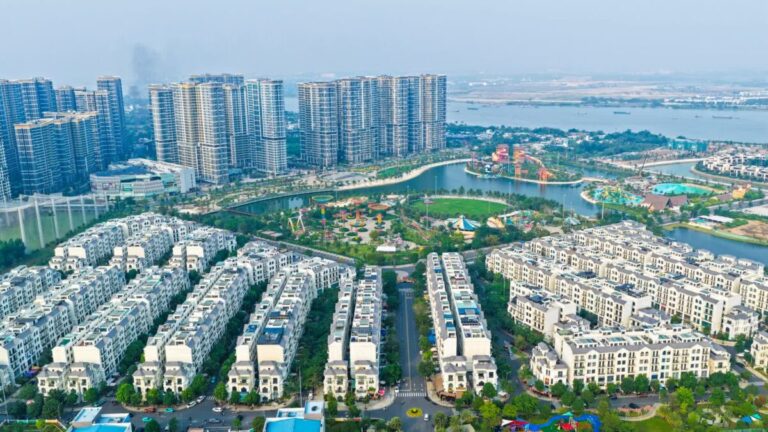 ‘Ông lớn’ ngoài ngành đổ bộ địa ốc: Xu hướng mới hay chiến lược phòng thủ?